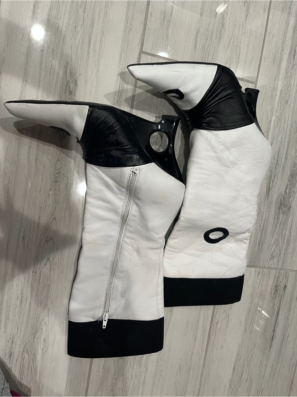 Unique Pointed-Toe Wedge Boots in White and Black - Picture 2 of 6